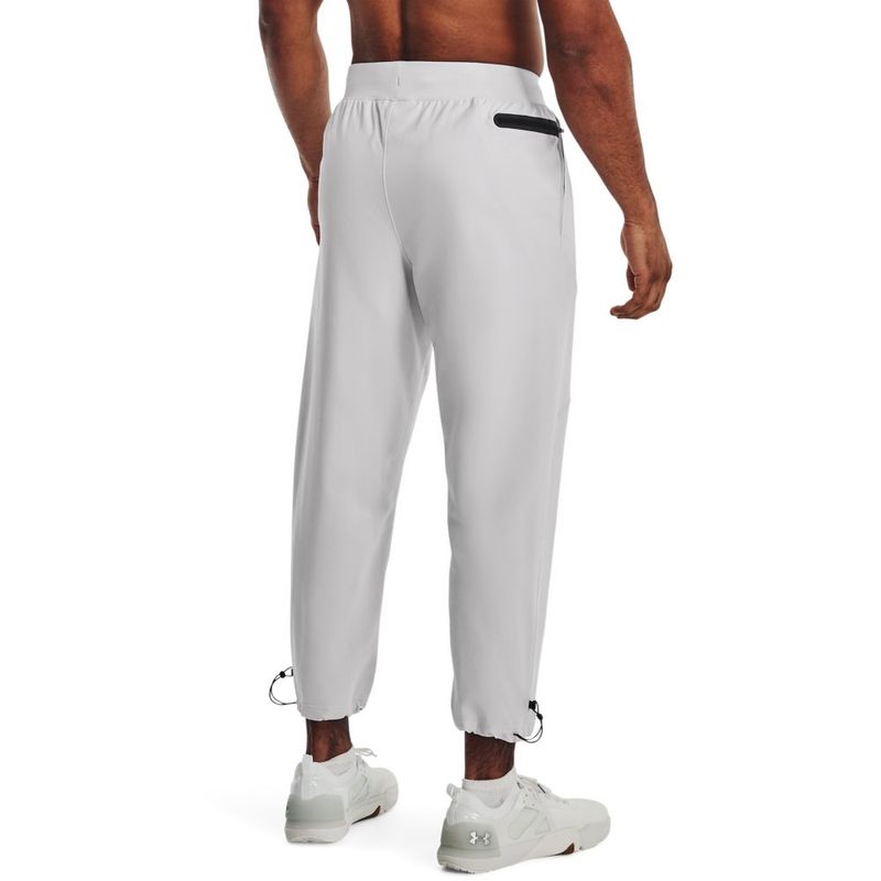 Pantalon-under-armour-para-hombre-Ua-Unstoppable-Crop-Pant-para-entrenamiento-color-negro.-Reverso-Sobre-Modelo