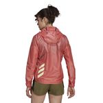 Chaqueta-adidas-para-mujer-Agr-Windweave-J-W-para-outdoor-color-amarillo.-Reverso-Sobre-Modelo