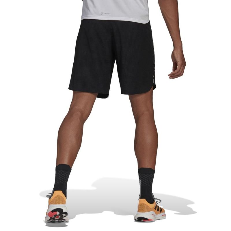 Pantaloneta-adidas-para-hombre-D4R-Short-Men-para-correr-color-negro.-Reverso-Sobre-Modelo