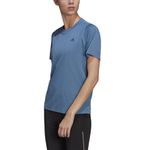 Camiseta-Manga-Corta-adidas-para-mujer-Ri-3B-Tee-para-correr-color-azul.-Zoom-Frontal-Sobre-Modelo