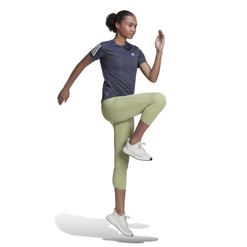 Camiseta-Manga-Corta-adidas-para-mujer-Own-The-Run-Tee-para-correr-color-azul.-Lateral-Sobre-Modelo