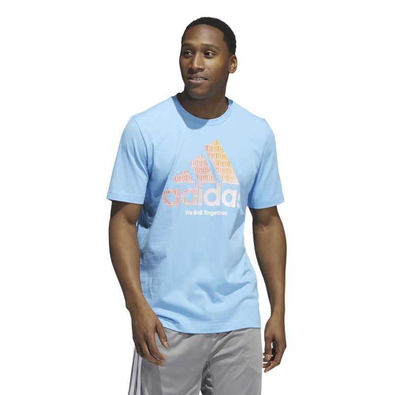 Camiseta-Manga-Corta-adidas-para-hombre-Wbt-Bos-Tee-para-baloncesto-color-azul.-Frente-Sobre-Modelo