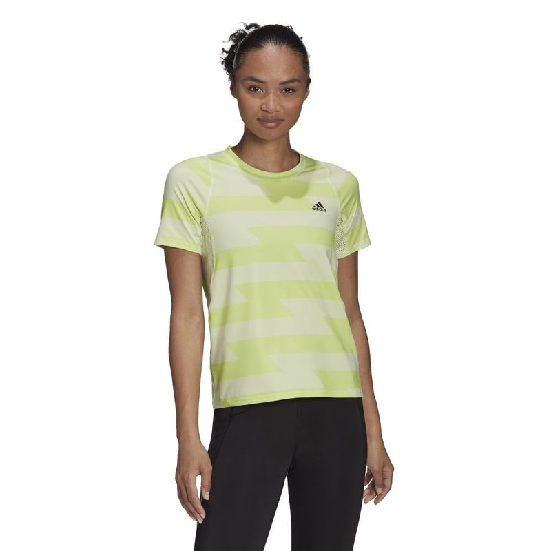 Camiseta-Manga-Corta-adidas-para-mujer-Rn-Fast-Aop-Tee-para-correr-color-verde.-Frente-Sobre-Modelo
