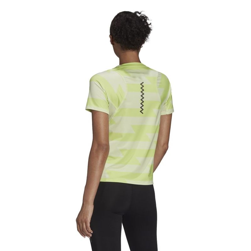 Camiseta-Manga-Corta-adidas-para-mujer-Rn-Fast-Aop-Tee-para-correr-color-verde.-Reverso-Sobre-Modelo