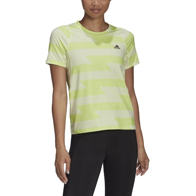 Camiseta-Manga-Corta-adidas-para-mujer-Rn-Fast-Aop-Tee-para-correr-color-verde.-Zoom-Frontal-Sobre-Modelo