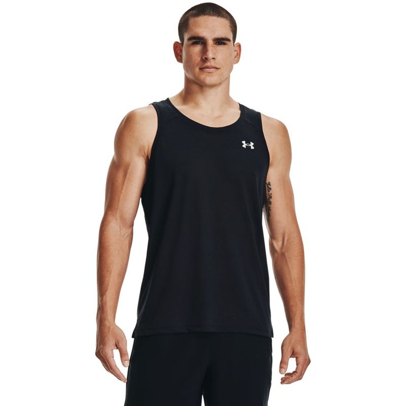 Camiseta-Manga-Sisa-under-armour-para-hombre-Ua-Streaker-Singlet-para-correr-color-negro.-Frente-Sobre-Modelo