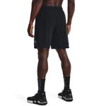 Pantaloneta-under-armour-para-hombre-Ua-Project-Rock-Woven-Shorts-para-entrenamiento-color-negro.-Reverso-Sobre-Modelo