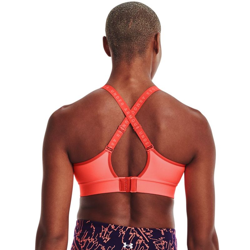 Top-under-armour-para-mujer-Ua-Infinity-Mid-Covered-para-entrenamiento-color-naranja.-Reverso-Sobre-Modelo