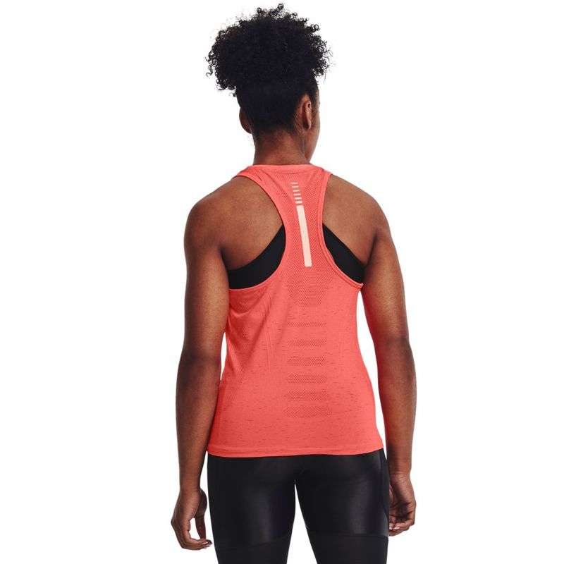 Camiseta-Manga-Sisa-under-armour-para-mujer-Ua-Seamless-Run-Tank-para-correr-color-naranja.-Reverso-Sobre-Modelo