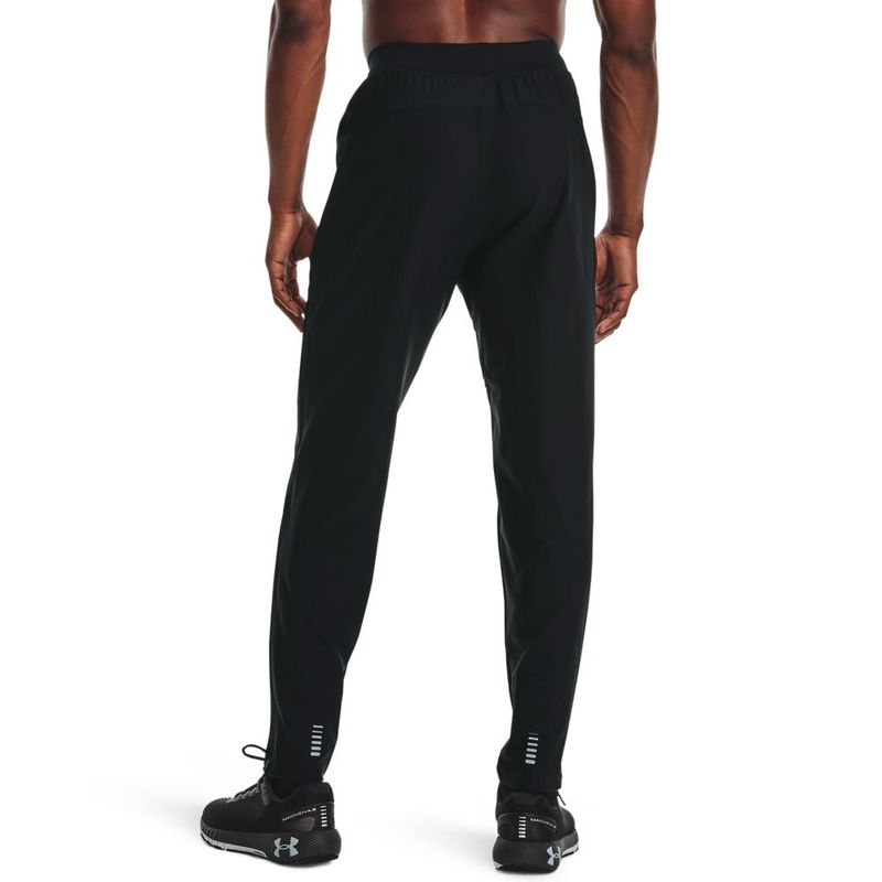 Pantalon-under-armour-para-hombre-Ua-Qualifier-Run-2.0-Pant-para-correr-color-negro.-Reverso-Sobre-Modelo
