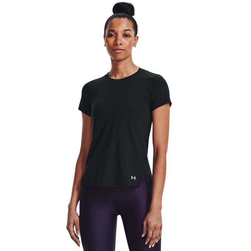 Camiseta-Manga-Corta-under-armour-para-mujer-Ua-Isochill-Run-Laser-Tee-para-correr-color-negro.-Frente-Sobre-Modelo