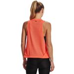 Camiseta-Manga-Sisa-under-armour-para-mujer-Ua-Project-Rock-Mesh-Tank-para-entrenamiento-color-naranja.-Reverso-Sobre-Modelo