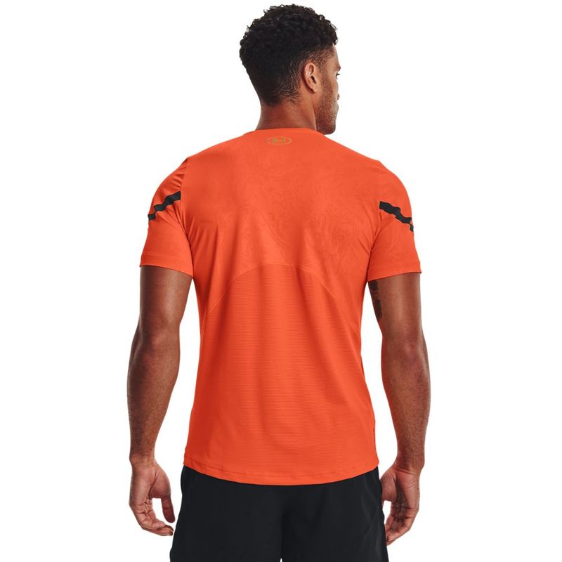 Camiseta-Manga-Corta-under-armour-para-hombre-Ua-Rush-2.0-Emboss-Ss-para-entrenamiento-color-naranja.-Reverso-Sobre-Modelo