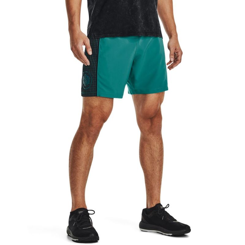 Pantaloneta-under-armour-para-hombre-Ua-Run-Anywhere-Short-para-correr-color-azul.-Frente-Sobre-Modelo