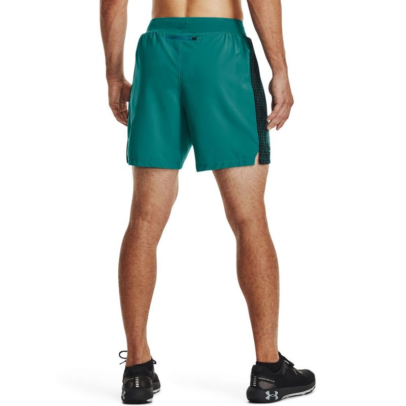 Pantaloneta-under-armour-para-hombre-Ua-Run-Anywhere-Short-para-correr-color-azul.-Reverso-Sobre-Modelo