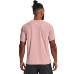 Camiseta-Manga-Corta-under-armour-para-hombre-Ua-Iso-Chill-Run-Laser-Tee-para-correr-color-rosado.-Reverso-Sobre-Modelo
