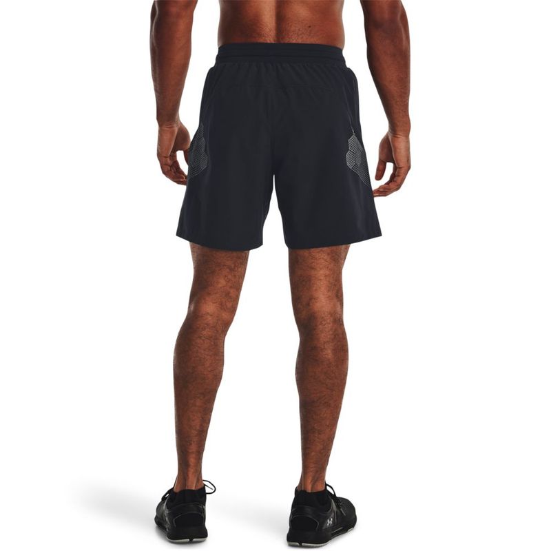 Pantaloneta-under-armour-para-hombre-Ua-Armourprint-Woven-Shorts-para-entrenamiento-color-negro.-Reverso-Sobre-Modelo