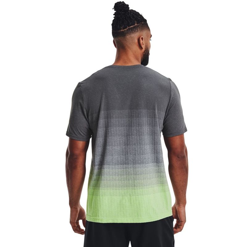 Camiseta-Manga-Corta-under-armour-para-hombre-Ua-Seamless-Lux-Ss-para-entrenamiento-color-negro.-Reverso-Sobre-Modelo