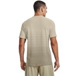 Camiseta-Manga-Corta-under-armour-para-hombre-Ua-Seamless-Lux-Ss-para-entrenamiento-color-cafe.-Reverso-Sobre-Modelo
