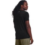 Camiseta-Manga-Corta-under-armour-para-hombre-Ua-Seamless-Surge-Ss-para-entrenamiento-color-negro.-Reverso-Sobre-Modelo