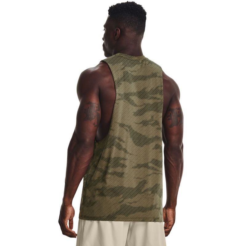 Camiseta-Manga-Sisa-under-armour-para-hombre-Ua-Pjt-Rock-100-Percent-Tank-para-entrenamiento-color-verde.-Reverso-Sobre-Modelo
