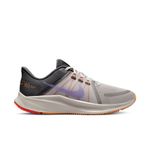 Tenis-nike-para-hombre-Nike-Quest-4-para-correr-color-gris.-Lateral-Externa-Derecha
