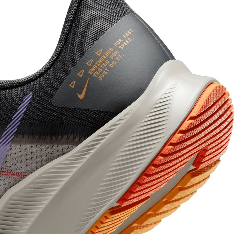 Tenis-nike-para-hombre-Nike-Quest-4-para-correr-color-gris.-Detalle-2