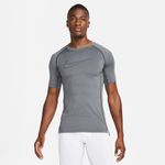 Camiseta-Manga-Corta-nike-para-hombre-M-Np-Df-Tight-Top-Ss-para-entrenamiento-color-gris.-Frente-Sobre-Modelo