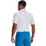 Camiseta-Manga-Corta-under-armour-para-hombre-Ua-Playoff-Polo-2.0-para-golf-color-blanco.-Reverso-Sobre-Modelo