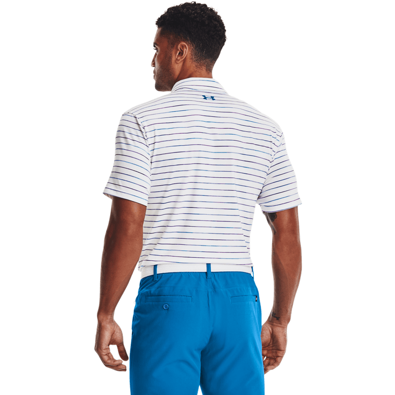 Camiseta-Manga-Corta-under-armour-para-hombre-Ua-Playoff-Polo-2.0-para-golf-color-blanco.-Reverso-Sobre-Modelo