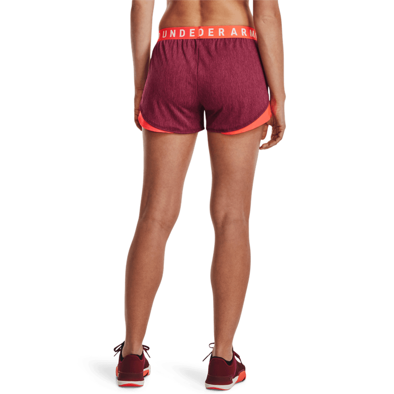 Pantaloneta-under-armour-para-mujer-Play-Up-Twist-Shorts-3.0-para-entrenamiento-color-rojo.-Reverso-Sobre-Modelo