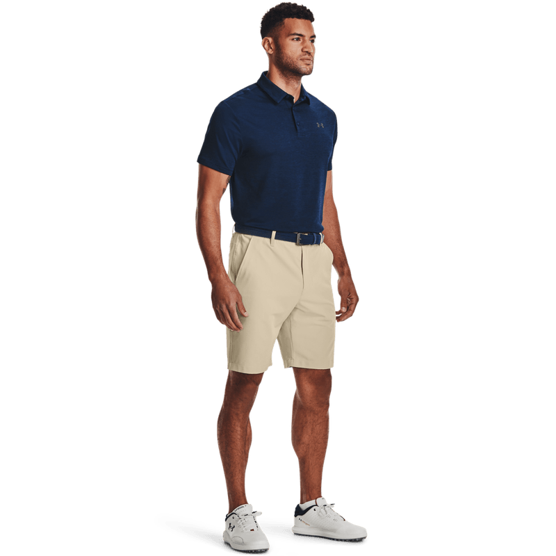 Pantaloneta-under-armour-para-hombre-Ua-Drive-Short-para-golf-color-cafe.-Outfit-Completo