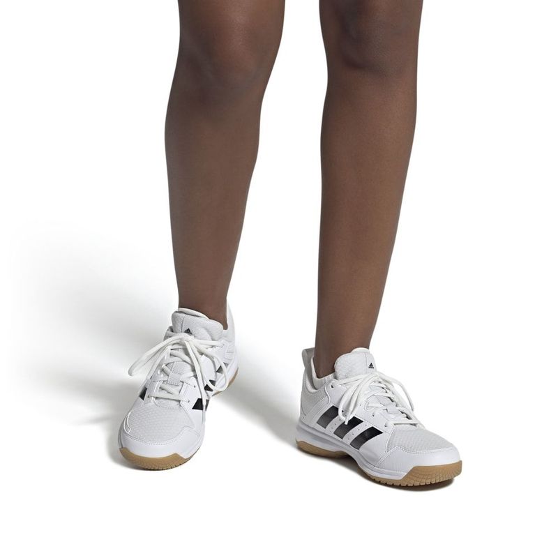 Tenis-adidas-para-mujer-Ligra-7-W-para-indoor-color-blanco.-En-Modelo