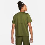 Camiseta-Manga-Corta-nike-para-hombre-M-Nk-Df-Run-Top-Ss-para-correr-color-verde.-Reverso-Sobre-Modelo