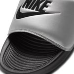 Sandalias-nike-para-mujer-W-Nike-Victori-One-Slide-para-natacion-color-negro.-Detalle-1