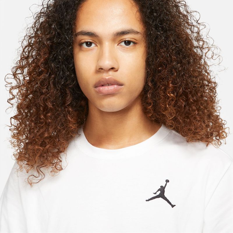 Camiseta-Manga-Corta-nike-para-hombre-M-J-Jumpman-Emb-Ss-Crew-para-moda-color-blanco.-Zoom-Frontal-Sobre-Modelo