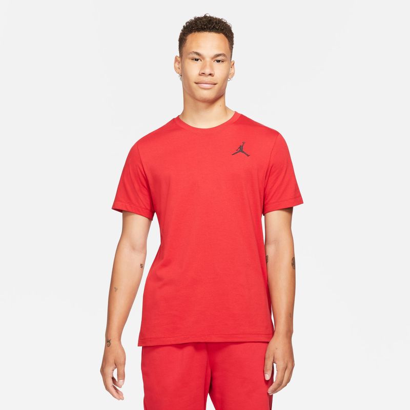 Camiseta-Manga-Corta-nike-para-hombre-M-J-Jumpman-Emb-Ss-Crew-para-moda-color-rojo.-Frente-Sobre-Modelo