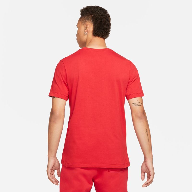 Camiseta-Manga-Corta-nike-para-hombre-M-J-Jumpman-Emb-Ss-Crew-para-moda-color-rojo.-Reverso-Sobre-Modelo