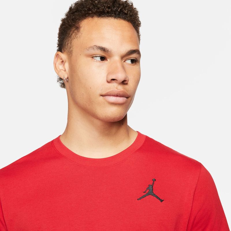 Camiseta-Manga-Corta-nike-para-hombre-M-J-Jumpman-Emb-Ss-Crew-para-moda-color-rojo.-Zoom-Frontal-Sobre-Modelo