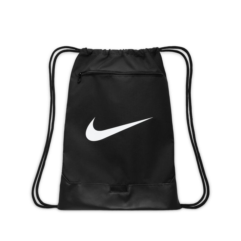 Gym-Sack-nike-para-hombre-Nk-Brsla-Drawstring---9.5--18L--para-entrenamiento-color-negro.-Frente-Sobre-Modelo