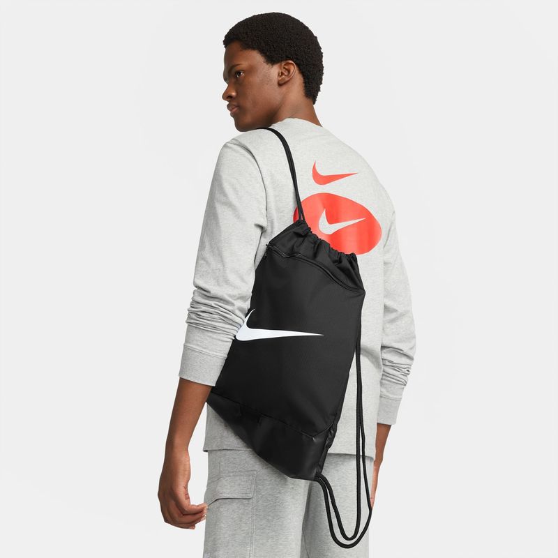 Gym-Sack-nike-para-hombre-Nk-Brsla-Drawstring---9.5--18L--para-entrenamiento-color-negro.-Reverso-Sobre-Modelo