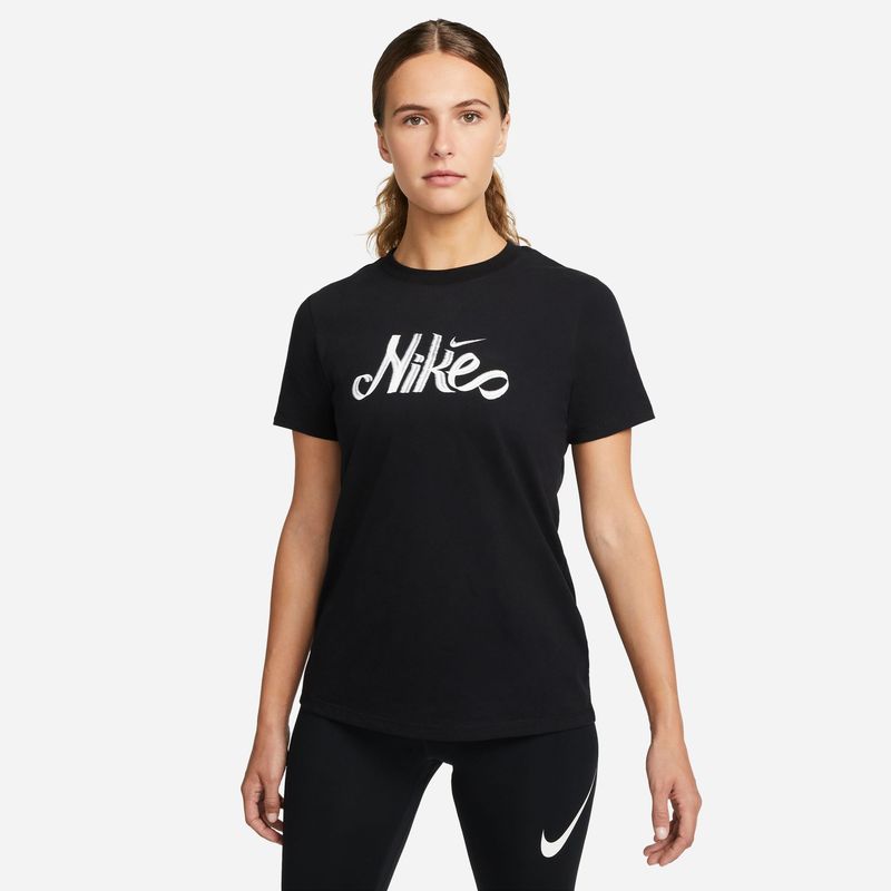 Camiseta-Manga-Corta-nike-para-mujer-W-Nk-Dfct-Tee-Nike-Script-para-entrenamiento-color-blanco.-Frente-Sobre-Modelo