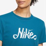 Camiseta-Manga-Corta-nike-para-mujer-W-Nk-Dfct-Tee-Nike-Script-para-entrenamiento-color-azul.-Zoom-Frontal-Sobre-Modelo