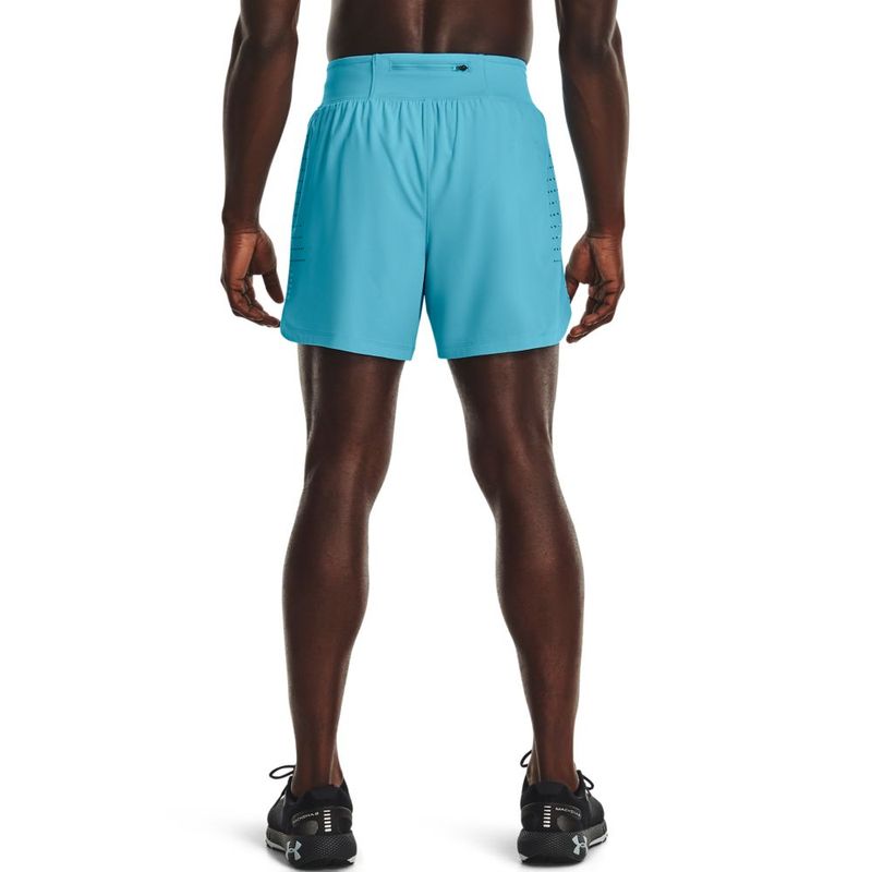 Pantaloneta-under-armour-para-hombre-Ua-Speedpocket-5---Short-para-correr-color-azul.-Reverso-Sobre-Modelo