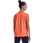 Camiseta-Manga-Corta-under-armour-para-mujer-Ua-Rush-Energy-Core-Ss-para-entrenamiento-color-naranja.-Reverso-Sobre-Modelo