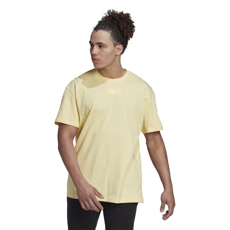 Camiseta-Manga-Corta-adidas-para-hombre-M-Fv-T-para-moda-color-beige.-Frente-Sobre-Modelo