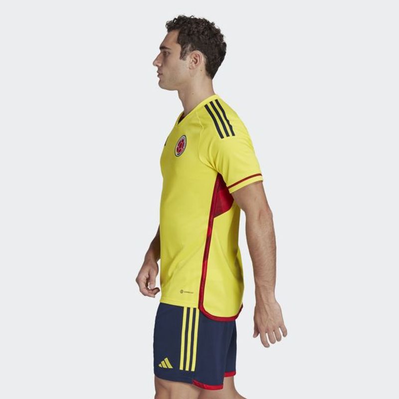 Camiseta-De-Equipo-adidas-para-hombre-Fcf-H-Jsy-para-futbol-color-amarillo.-Lateral-Sobre-Modelo