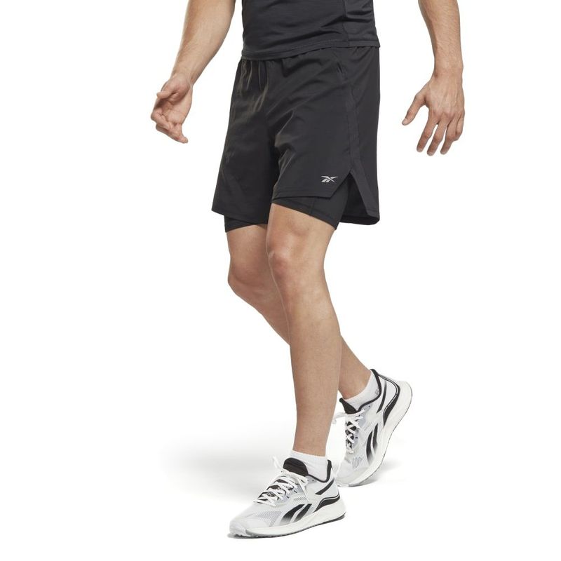 Pantaloneta-reebok-para-hombre-Running--2-1--Short-para-correr-color-negro.-Frente-Sobre-Modelo