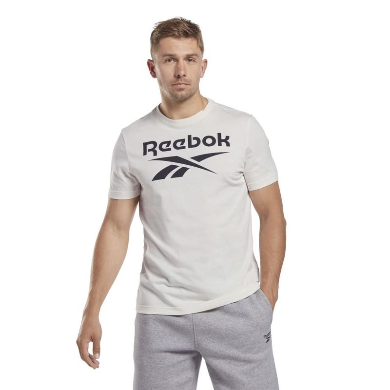 Camiseta-Manga-Corta-reebok-para-hombre-Ri-Big-Logo-Tee-para-entrenamiento-color-blanco.-Frente-Sobre-Modelo