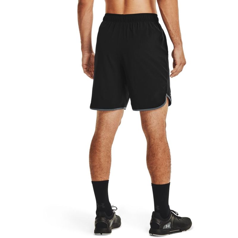 Pantaloneta-under-armour-para-hombre-Ua-Hiit-Woven-Shorts-para-entrenamiento-color-negro.-Reverso-Sobre-Modelo
